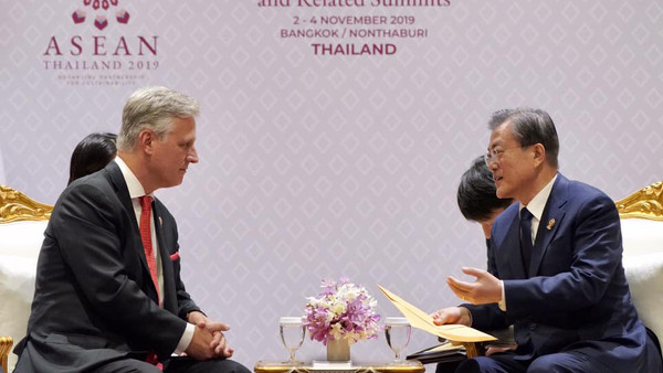 문재인 대통령이 지난 4일 도널드 트럼프 미국 대통령의 특사로 ASEAN+3/EAS에 참석한 로버트 오브라이언 백악관 국가안보보좌관을 접견했다. / 사진 청와대