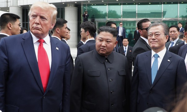 지난 6월 문재인 대통령과 트럼프 미 대통령, 김정은 북한 국무위원장이 판문점에서 만났다. / 사진 청와대