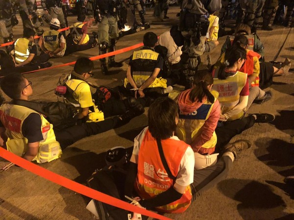 홍콩 당국과 경찰은 시위가 격렬해 지면서 응급환자를 돌보기 위해 나선 응급구조요원(EMS, EMT)과 의사, 간호사까지 모두 제압해 잡아드리고 있다. / 사진 = 트위터