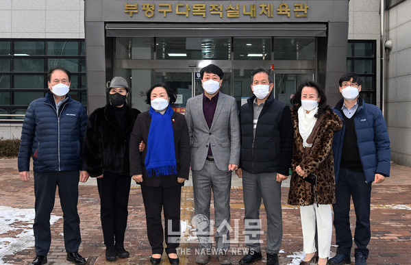 다목적실내체육관 증축공사 현장에서 시설 점검 1