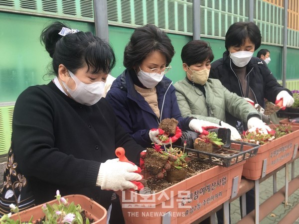 학굣길 초화 심어 봄맞이 시작