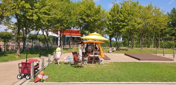 자원순환캠프 참가자 가족들이 송도스포츠파크 캠핑장에서 캠핑을 즐기고 있다(사진제공=인천환경공단)