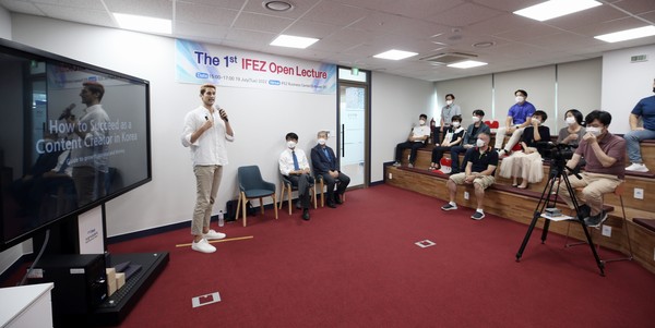 IFEZ 열린강연회, Chris Hambarsoomian이 강연하는 모습(사진제공=IFEZ)