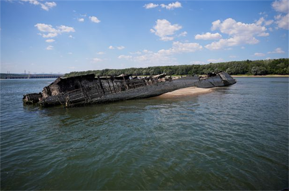 세르비아 동부 다뉴브강에서 1944년에 침몰했다가 극심한 가뭄으로 강물이 줄어들면서 78년 만에 앙상한 몰골을 드러낸 독일 군함.