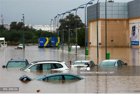 지난 1월 4일 아라비아반도 남동쪽 끄트머리 오만의 수도 무스카트에 ‘사막 홍수’가 들이닥쳐 승용차 지붕까지 흙탕물이 차올랐다.