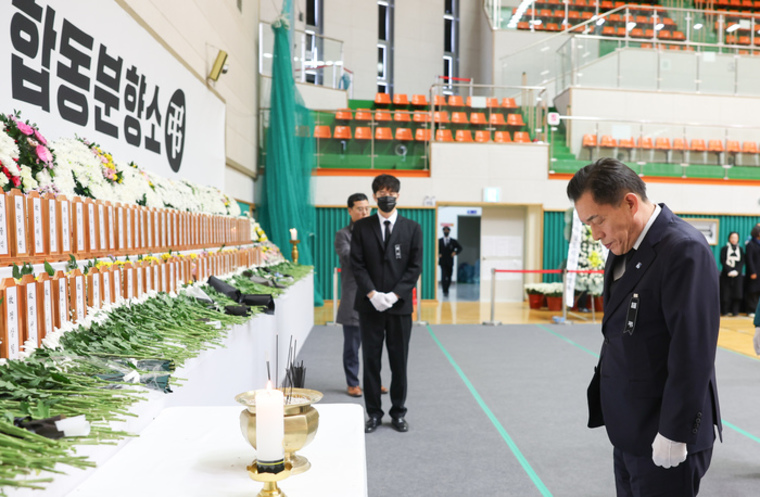 이재준 수원시장, 무안종합스포츠파크 실내 체육관 합동분향소 찾아 항공참사 희생자 추모