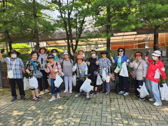 군포시노인복지관, 2023년 경기도 주민참여예산 심신튼튼행복사업-나 돌봄 감사운동 시즌2 사회공헌활동 “쓰담걷기” 진행:경인투데이뉴스... 